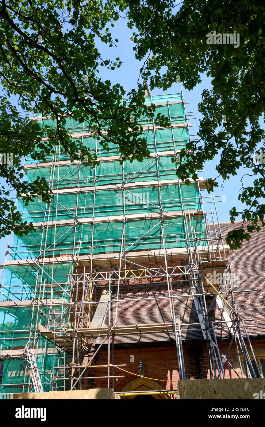 Lavori di costruzione in corso sulla torre della chiesa rurale Foto Stock
