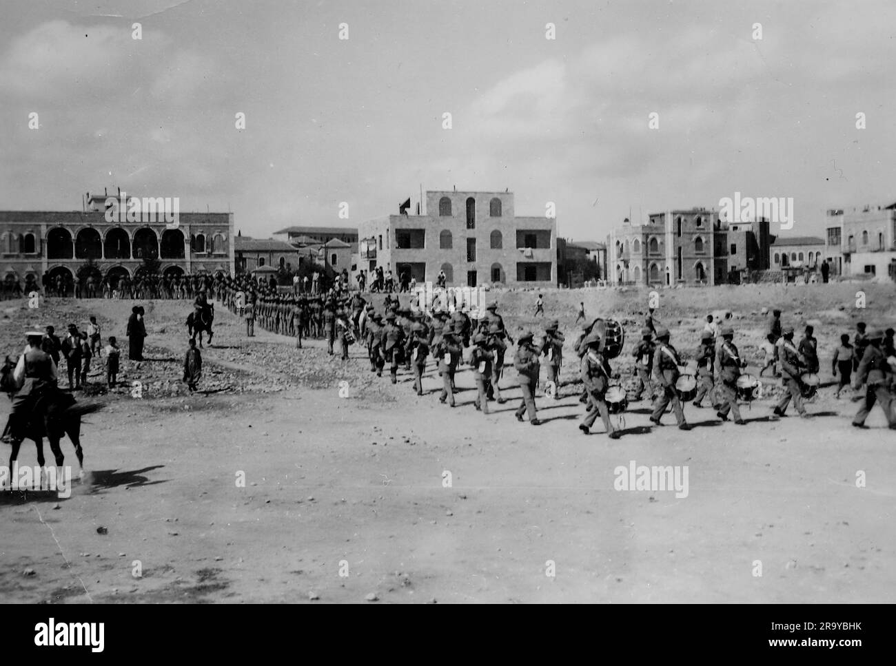 Soldati che marciano, compresi i banditi, in Palestina. Questa fotografia è tratta da un album fotografico di fotografie, c1937, durante l'occupazione della Palestina da parte dell'esercito britannico. La Gran Bretagna amministrò la Palestina per conto della società delle Nazioni tra il 1920 e il 1948, un periodo denominato "mandato britannico”. Foto Stock