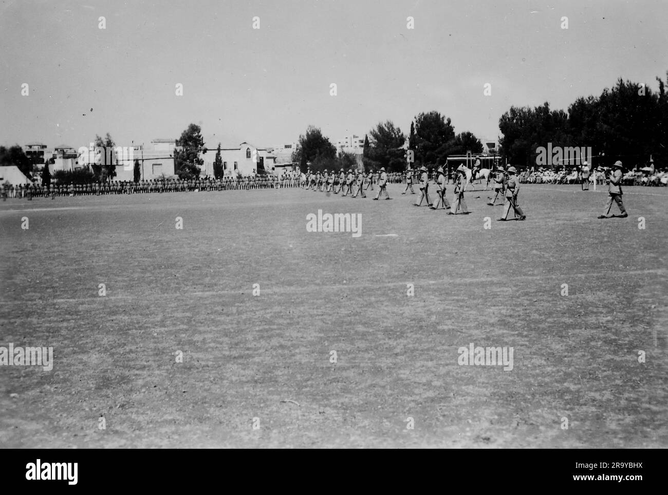 Scena da una parata. Questa fotografia è tratta da un album fotografico di fotografie, c1937, durante l'occupazione della Palestina da parte dell'esercito britannico. La Gran Bretagna amministrò la Palestina per conto della società delle Nazioni tra il 1920 e il 1948, un periodo denominato "mandato britannico”. Foto Stock
