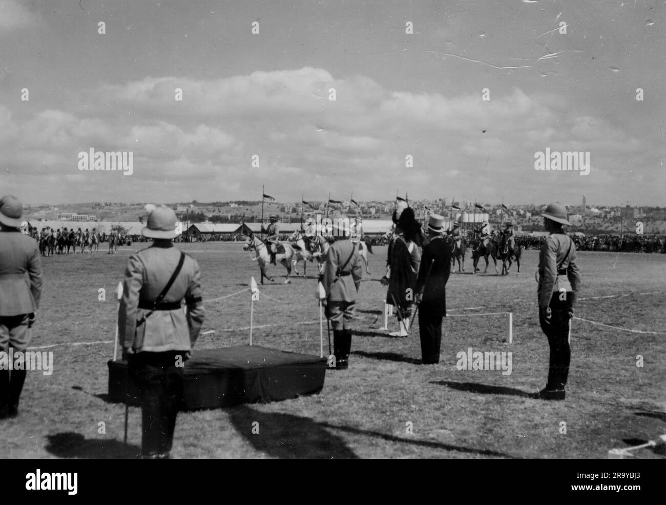 Scena da un terreno di parata con truppe a cavallo. Questa fotografia è tratta da un album fotografico di fotografie, c1937, durante l'occupazione della Palestina da parte dell'esercito britannico. La Gran Bretagna amministrò la Palestina per conto della società delle Nazioni tra il 1920 e il 1948, un periodo denominato "mandato britannico”. Foto Stock