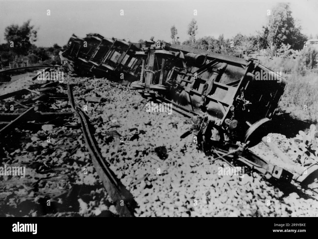 Carri rovesciati accanto a una linea ferroviaria a seguito di un deragliamento causato da mine terrestri. Questa fotografia è tratta da un album fotografico di fotografie, c1937, durante l'occupazione della Palestina da parte dell'esercito britannico. La Gran Bretagna amministrò la Palestina per conto della società delle Nazioni tra il 1920 e il 1948, un periodo denominato "mandato britannico”. Foto Stock