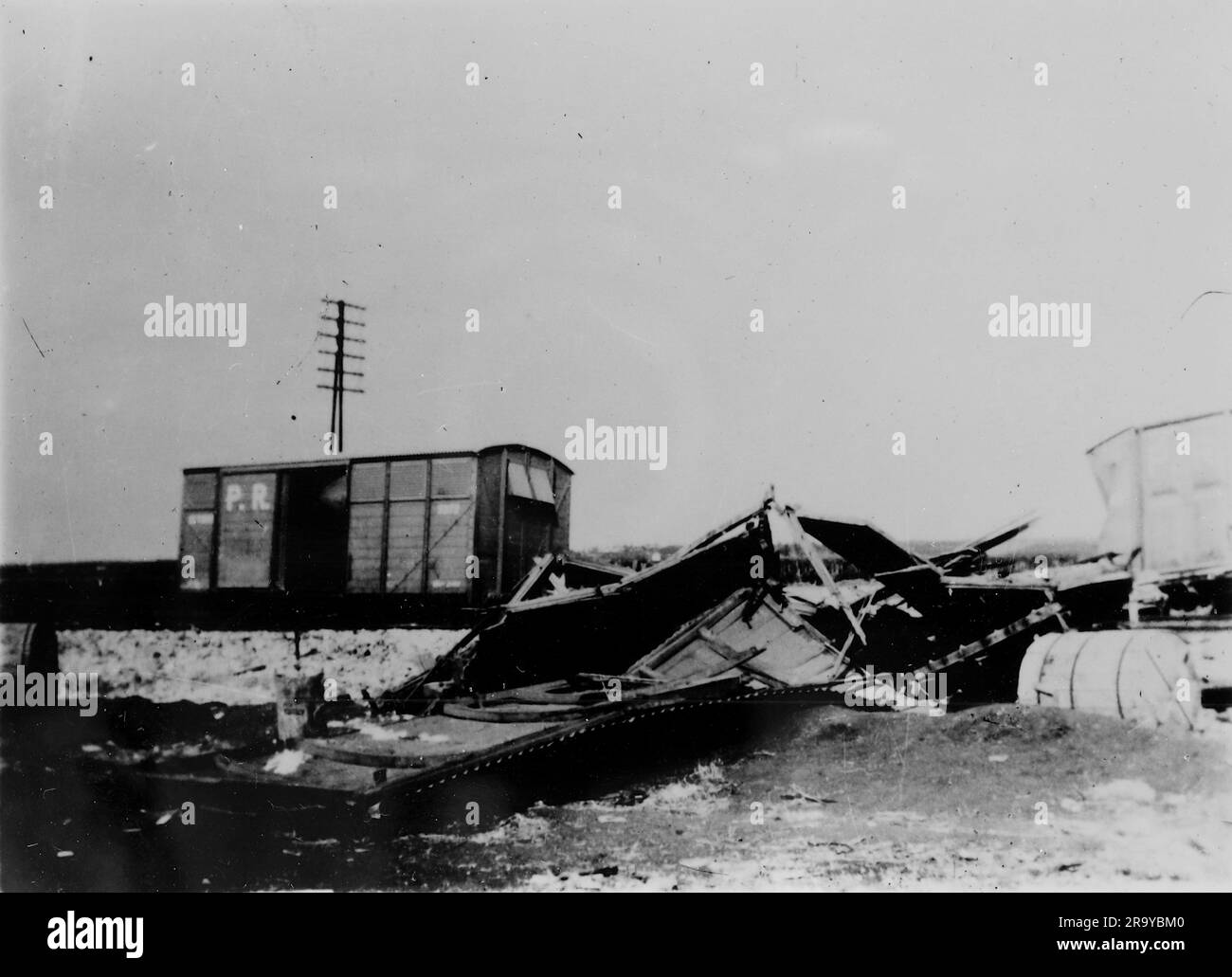 Rottami vicino a una linea ferroviaria causati da mine terrestri. Questa fotografia è tratta da un album fotografico di fotografie, c1937, durante l'occupazione della Palestina da parte dell'esercito britannico. La Gran Bretagna amministrò la Palestina per conto della società delle Nazioni tra il 1920 e il 1948, un periodo denominato "mandato britannico”. Foto Stock
