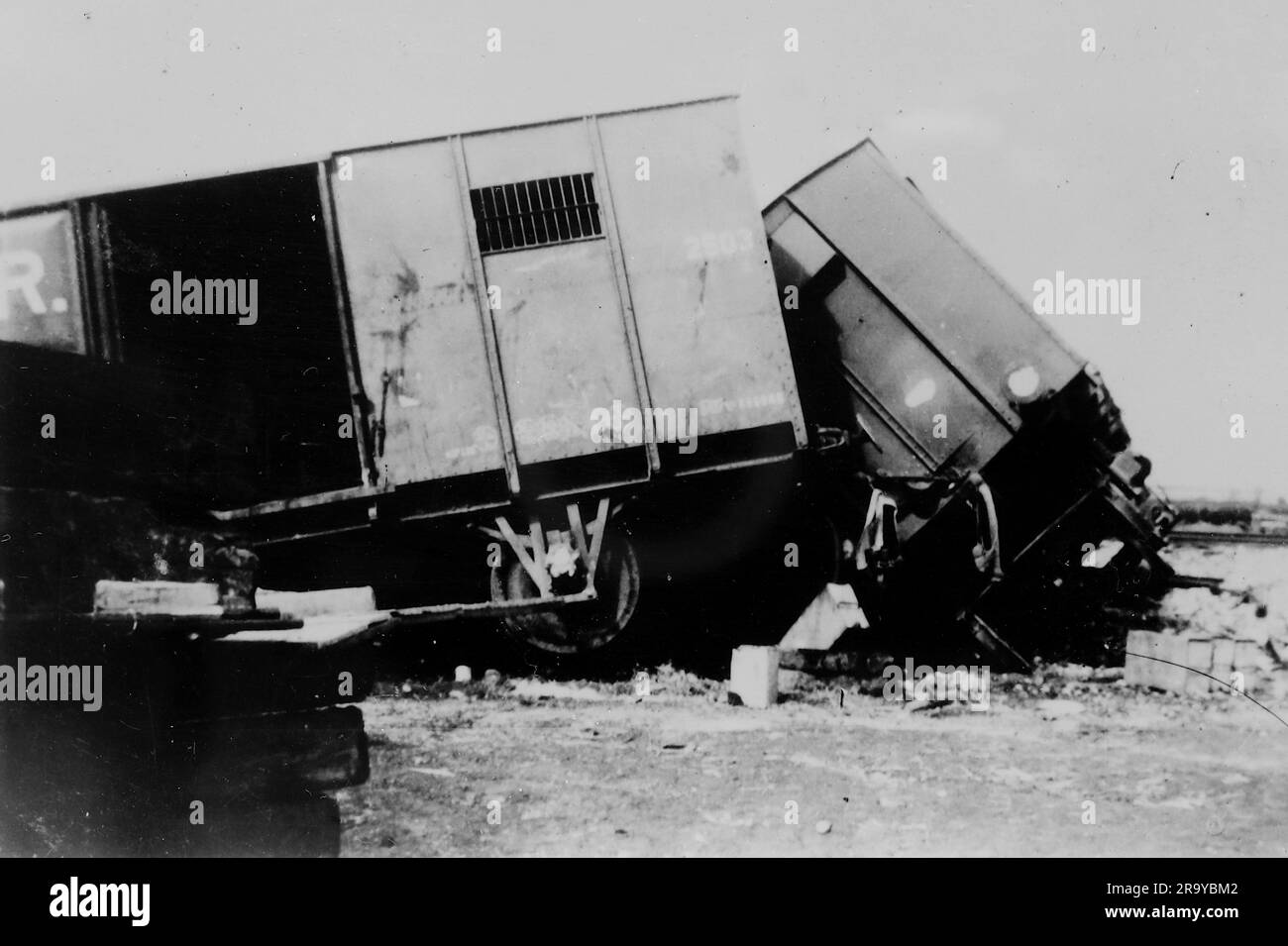 Rottami vicino a una linea ferroviaria causati da mine terrestri. Questa fotografia è tratta da un album fotografico di fotografie, c1937, durante l'occupazione della Palestina da parte dell'esercito britannico. La Gran Bretagna amministrò la Palestina per conto della società delle Nazioni tra il 1920 e il 1948, un periodo denominato "mandato britannico”. Foto Stock