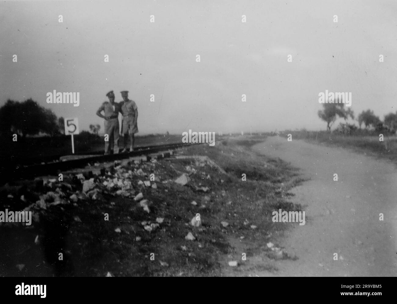 Due soldati dell'esercito che ispezionavano i binari ferroviari riparati dopo un'esplosione di una mina che ha causato un deragliamento. Questa fotografia è tratta da un album fotografico di fotografie, c1937, durante l'occupazione della Palestina da parte dell'esercito britannico. La Gran Bretagna amministrò la Palestina per conto della società delle Nazioni tra il 1920 e il 1948, un periodo denominato "mandato britannico”. Foto Stock