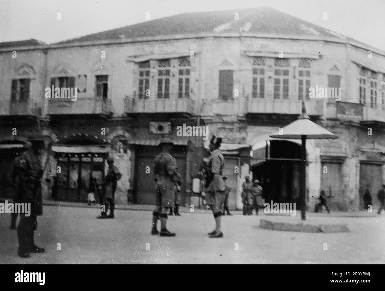 Soldati britannici per strada a Jaffa. Questa fotografia è tratta da un album fotografico di fotografie, c1937, durante l'occupazione della Palestina da parte dell'esercito britannico. La Gran Bretagna amministrò la Palestina per conto della società delle Nazioni tra il 1920 e il 1948, un periodo denominato "mandato britannico”. Foto Stock