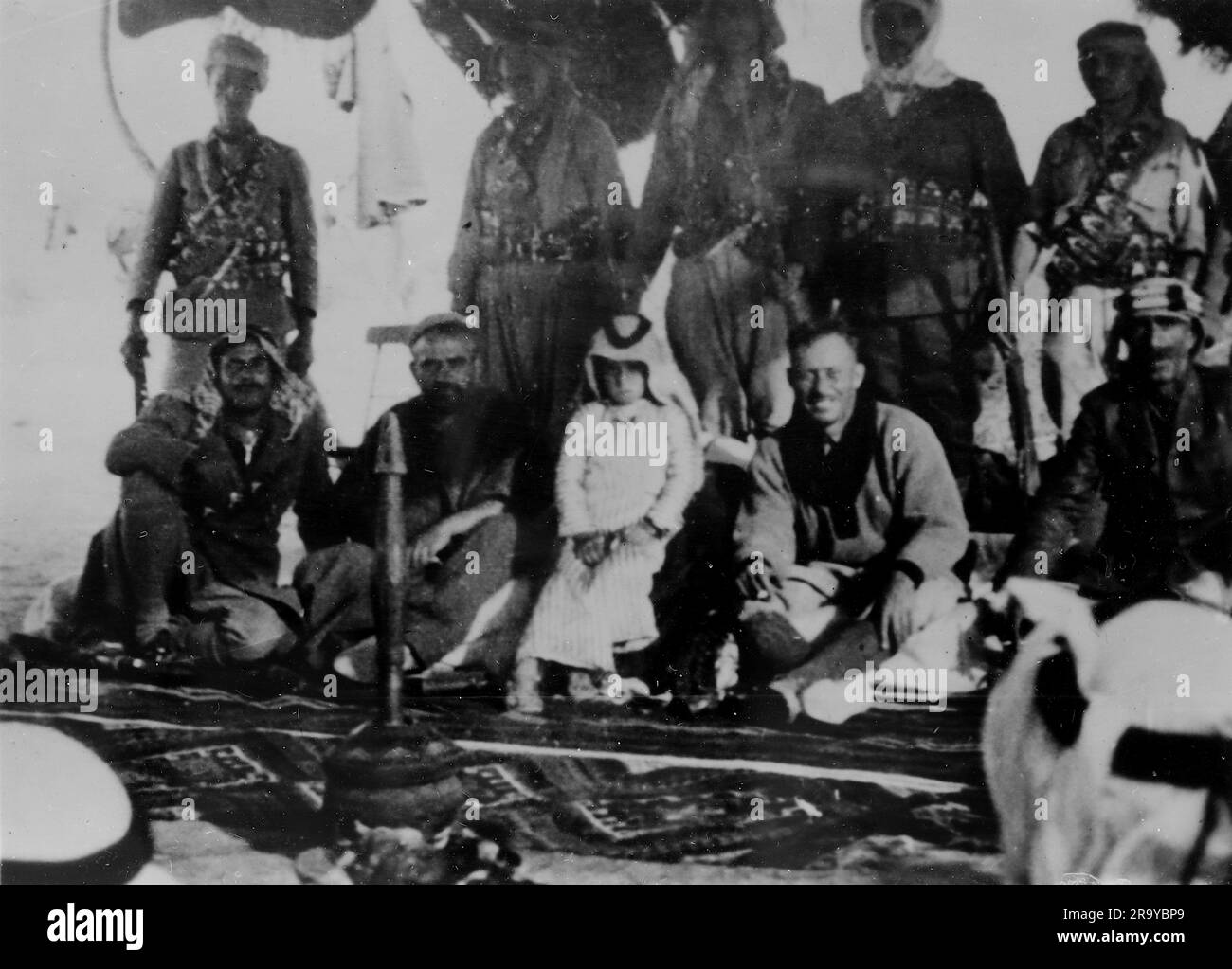 Una foto che mostra un gruppo di soldati e arabi, l'ultima parte di un gruppo descritto come "briganti" (un membro di una banda che imboscava e derubava le persone nelle foreste e nelle montagne). Questa fotografia è tratta da un album fotografico di fotografie, c1937, durante l'occupazione della Palestina da parte dell'esercito britannico. La Gran Bretagna amministrò la Palestina per conto della società delle Nazioni tra il 1920 e il 1948, un periodo denominato "mandato britannico”. Foto Stock
