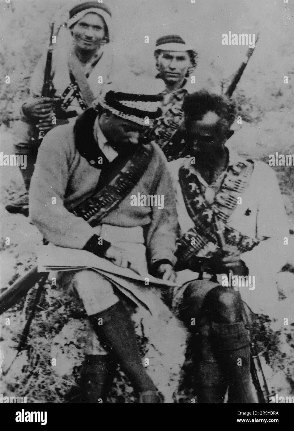 Un gruppo di arabi armati, quattro in totale, parte di un gruppo descritto come "briganti" (un membro di una banda che imboscava e derubava le persone nelle foreste e nelle montagne). Questa fotografia è tratta da un album fotografico di fotografie, c1937, durante l'occupazione della Palestina da parte dell'esercito britannico. La Gran Bretagna amministrò la Palestina per conto della società delle Nazioni tra il 1920 e il 1948, un periodo denominato "mandato britannico”. Foto Stock