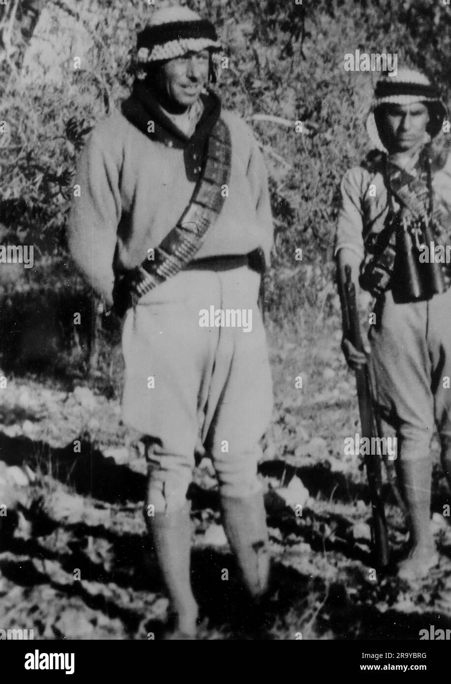 Due arabi, parte di un gruppo descritto come "briganti" (un membro di una banda che imboscava e derubava le persone nelle foreste e nelle montagne). Questa fotografia è tratta da un album fotografico di fotografie, c1937, durante l'occupazione della Palestina da parte dell'esercito britannico. La Gran Bretagna amministrò la Palestina per conto della società delle Nazioni tra il 1920 e il 1948, un periodo denominato "mandato britannico”. Foto Stock