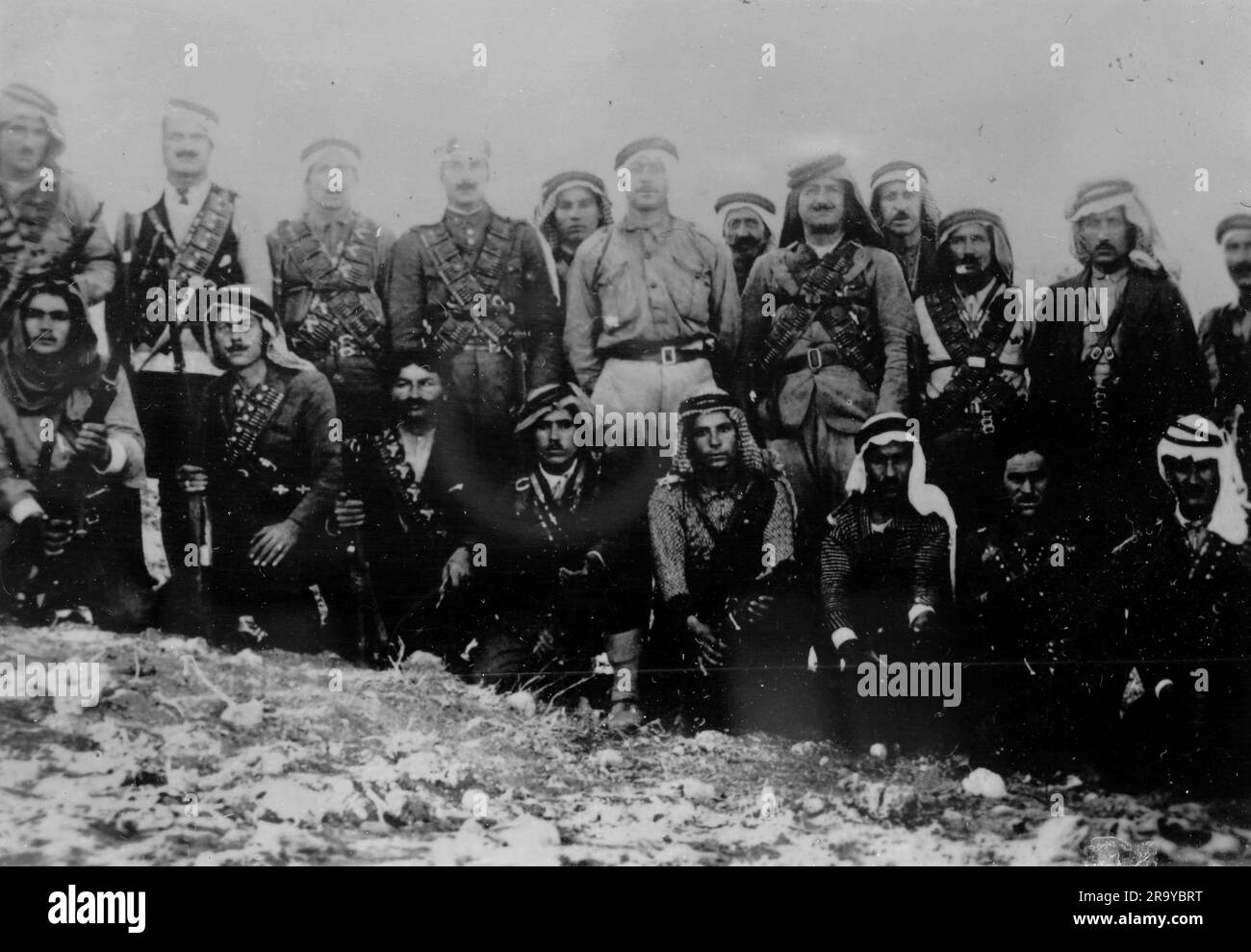 Un grande gruppo di arabi, parte di un gruppo descritto come "briganti" (un membro di una banda che imboscava e derubava le persone nelle foreste e nelle montagne). Questa fotografia è tratta da un album fotografico di fotografie, c1937, durante l'occupazione della Palestina da parte dell'esercito britannico. La Gran Bretagna amministrò la Palestina per conto della società delle Nazioni tra il 1920 e il 1948, un periodo denominato "mandato britannico”. Foto Stock