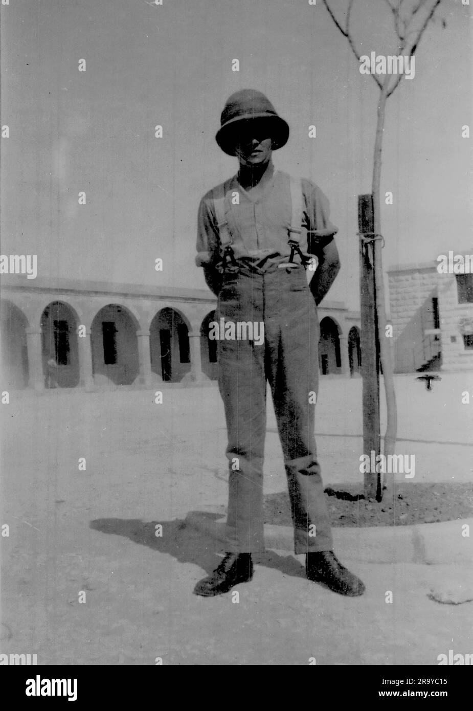 Un soldato in uniforme a Malta, con caserme sullo sfondo. Foto da un album di famiglia di immagini scattate principalmente nel Regno Unito, intorno al 1929. La famiglia viveva a Witley, nel Surrey, e aveva alcuni legami con l'esercito. Foto Stock