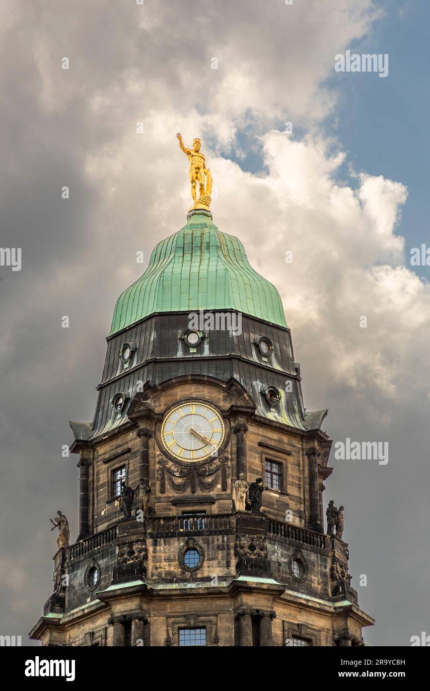 Torre del Municipio della città di Dresda. Con 100,30 metri di altezza, la torre più alta della città. In cima c'è la figura d'oro di Richard Guhr (1873 -1934), il Rathausmann alto 5,60 metri. Il modello fu l'allora famoso wrestler e artista Ewald Redam (1884-1947). Nel volgare, la figura è anche chiamata drizzle fritz. Il Golden Town Hall Man è una scultura sulla torre del nuovo Municipio di Dresda. Simboleggia Ercole, che riversa la sua cornucopia con una mano e indica le bellezze della città ai suoi piedi con la mano sollevata. Dresda, Germania Foto Stock