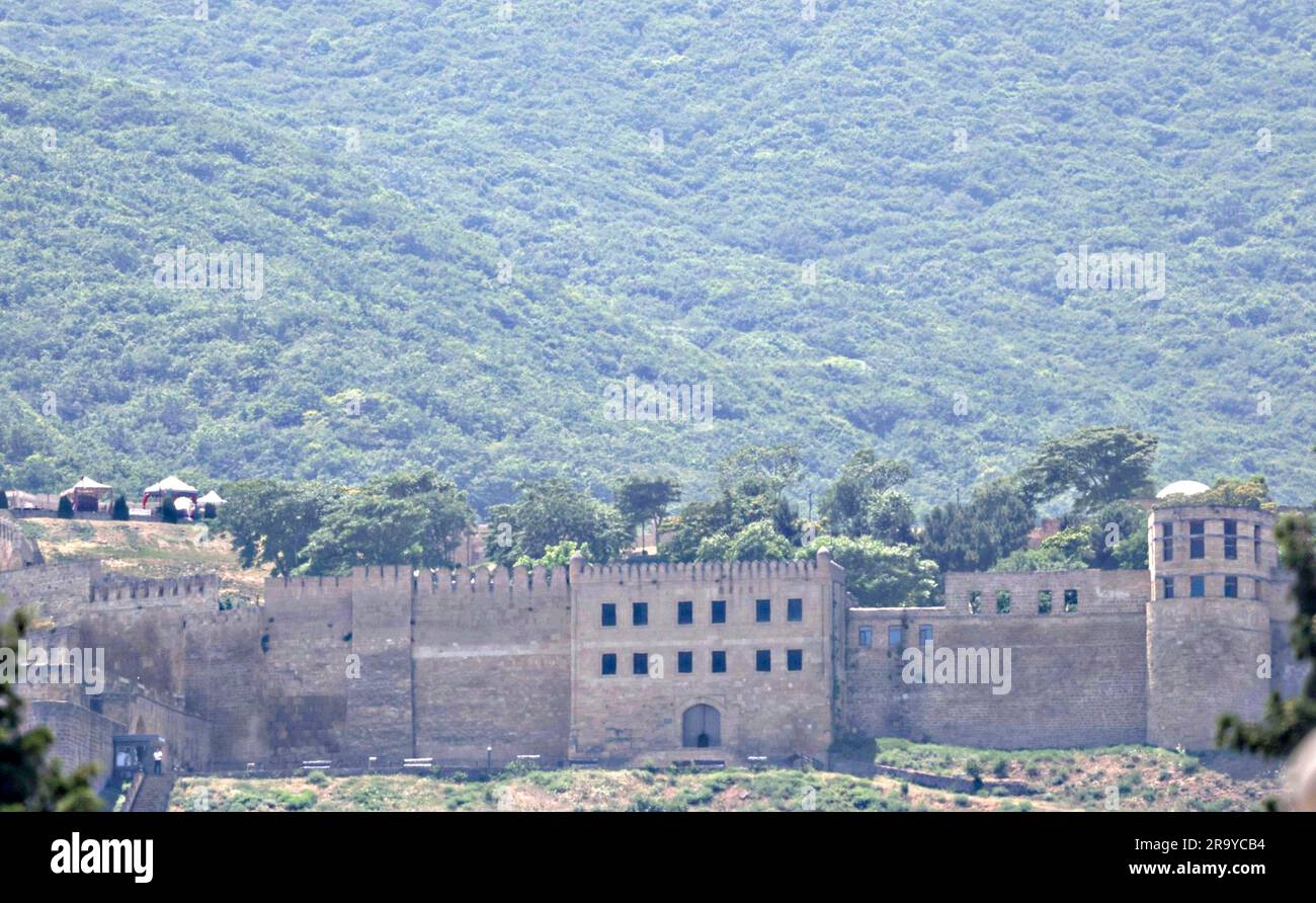 Derbent, Russia. 28 giugno 2023. Vista aerea del complesso archeologico della cittadella di Naryn-Kala, dall'elicottero che trasporta il presidente russo Vladimir Putin durante un viaggio di lavoro in Daghestan, il 28 giugno 2023 a Derbent, Repubblica del Daghestan. Il sito patrimonio dell'umanità dell'UNESCO è stato costruito nel vi secolo dal sovrano persiano Cosroe i della dinastia sasanide. Crediti: Dmitry Ermolenko/Cremlino Pool/Alamy Live News Foto Stock