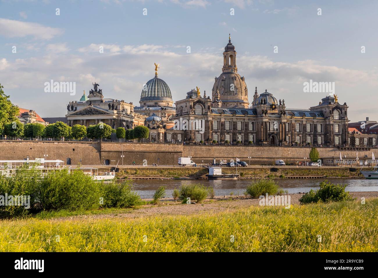 Vista sulla città Elba di Dresda con la Frauenkirche di Dresda e la terrazza di Brühl e la terrazza di Brühl nel centro storico. Si estende per circa 500 metri lungo l'Elba tra Augustusbrücke e Carolabrücke. La struttura è anche chiamata il balcone d'Europa. Il termine è stato coniato all'inizio del XIX secolo e in seguito utilizzato molte volte in letteratura. Dresda, Germania. Dresda sul fiume Elba Foto Stock