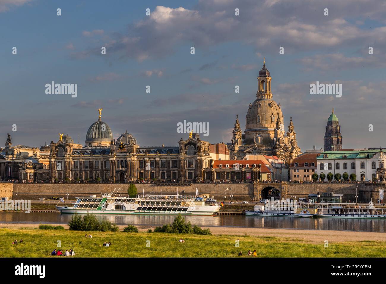 La Frauenkirche di Dresda (Chiesa di Nostra Signora) si erge sopra la Brühlsche Terrasse, davanti alla quale passa un battello da escursione moderno sull’Elbe, Sassonia, Germania. La terrazza lunga circa 500 metri tra il ponte Augustus e il ponte Carolabrücke è nota anche come “Balcone d’Europa” per la sua vista. Foto Stock