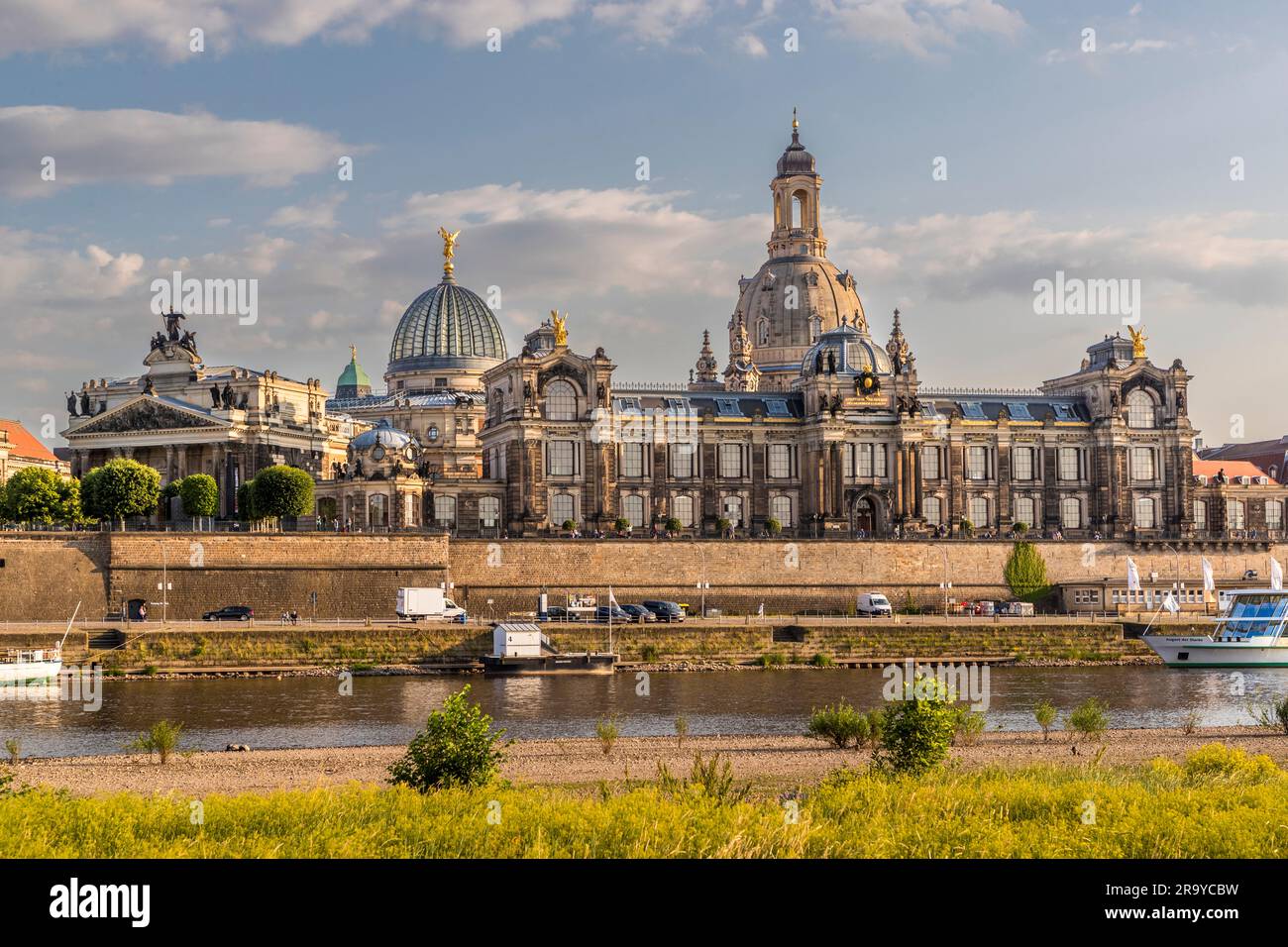 Vista sulla città di Dresda, sulla terrazza Brühl in primo piano. Si estende per circa 500 metri lungo l'Elba tra Augustusbrücke e Carolabrücke. La struttura è anche chiamata il balcone d'Europa. Il termine è stato coniato all'inizio del XIX secolo e in seguito utilizzato molte volte in letteratura. Dresda, Germania. Dresda sul fiume Elba Foto Stock