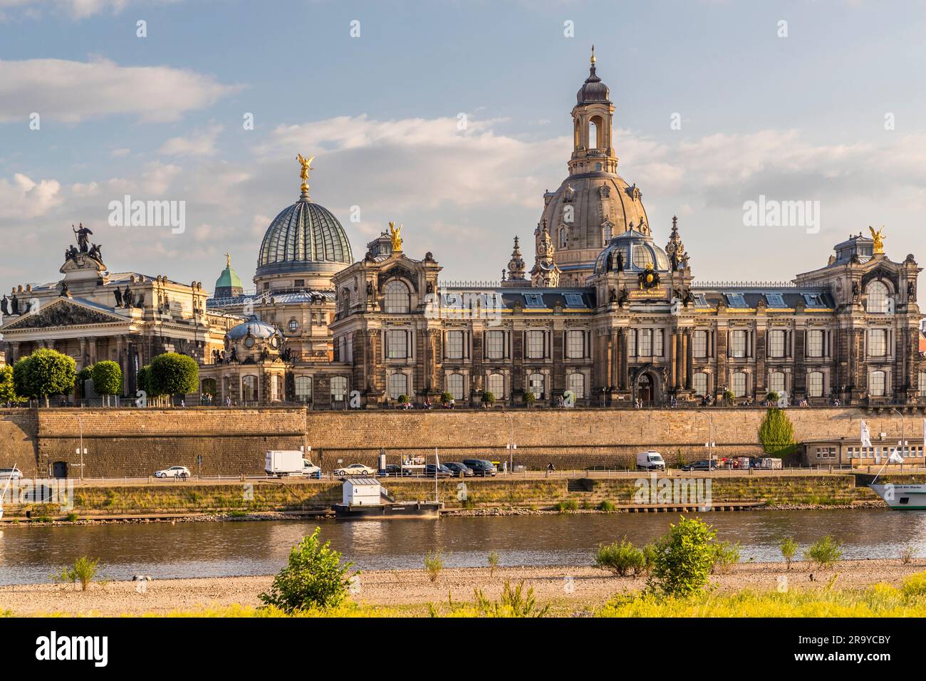 Centro storico di Dresda, panorama dell'Elba con Albertinum, Frauenkirche e terrazza Brühl. Dresda, Germania. Dresda sul fiume Elba Foto Stock