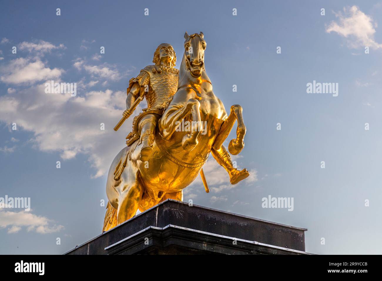 Il Cavaliere d'Oro (« Goldener Reiter »), la statua equestre dorata dell'Elettore Augusto il Forte (1670–1733) sul Neustädter Markt a Dresda, Sassonia, Germania, vista dal basso contro un cielo blu. Realizzata con vera foglia d'oro, la statua è stata più volte oggetto di vandalismo. Foto Stock