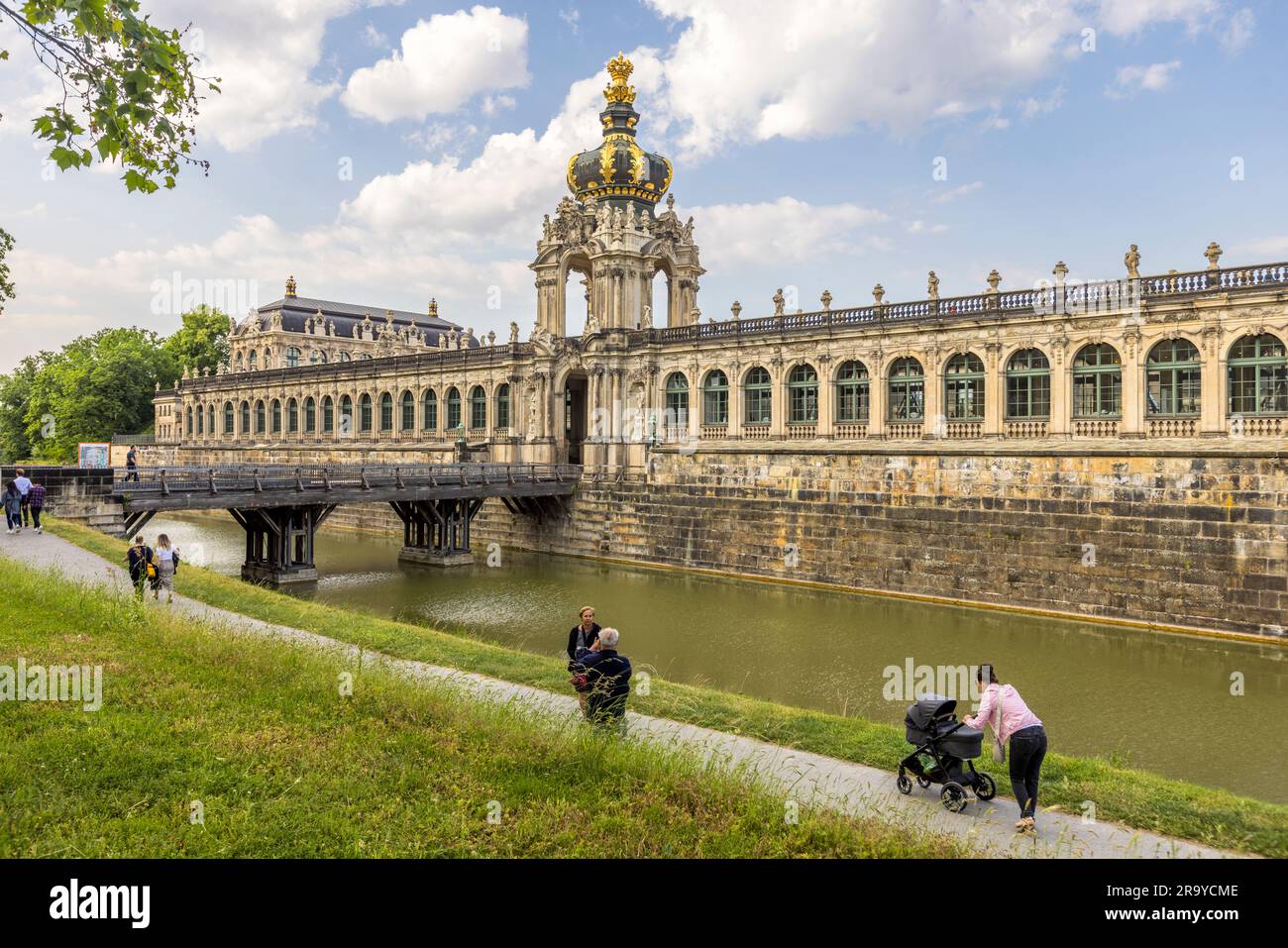 Vista esterna dello Zwinger a Dresda. Lo Zwinger di Dresda è uno degli edifici più importanti del periodo barocco. Dresda, Germania Foto Stock