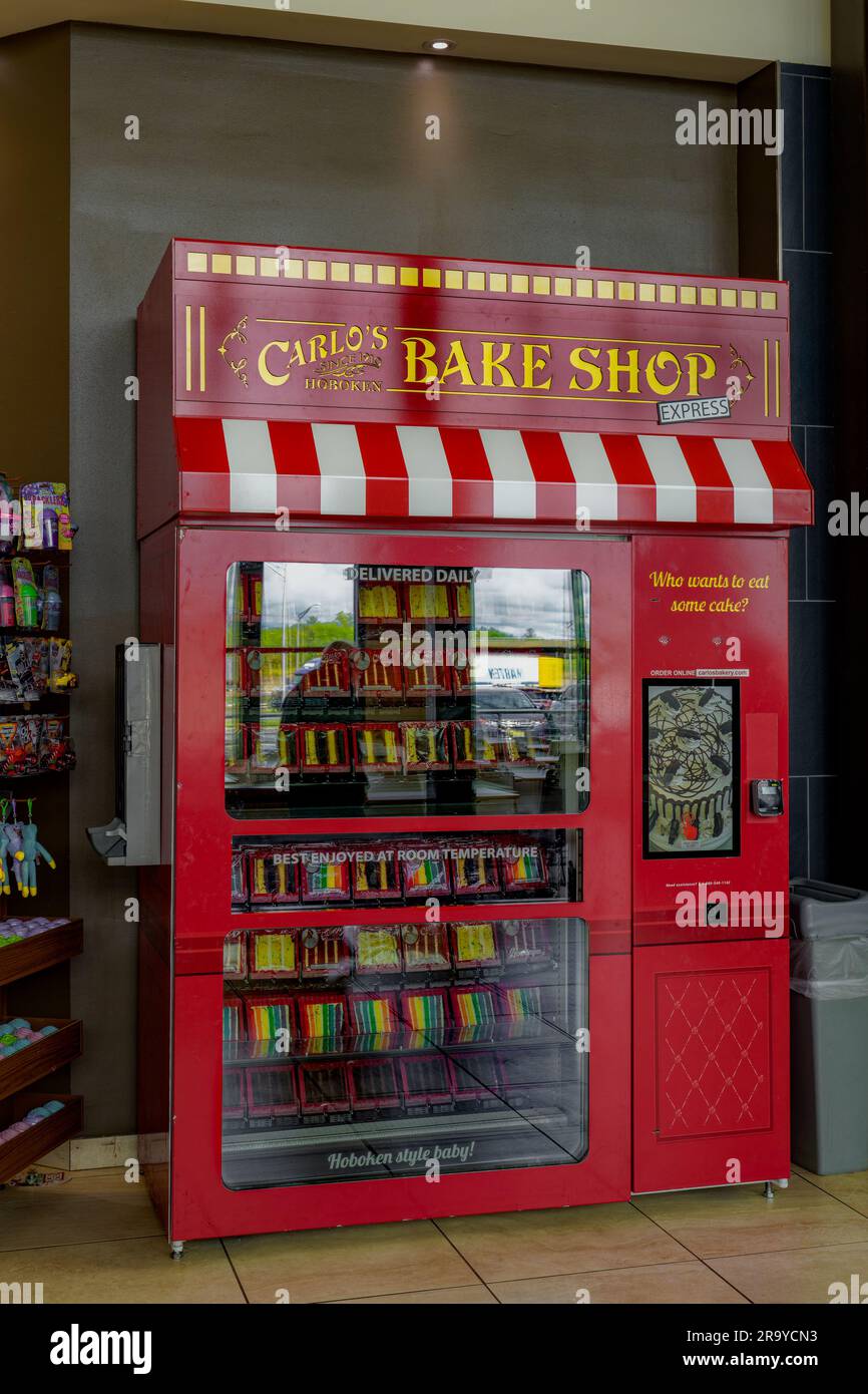 Woodbridge Township, New Jersey - 3 maggio 2023: Distributore automatico di dolci a strati affettati presso la fermata Grover Cleveland Rest nel New Jersey Foto Stock