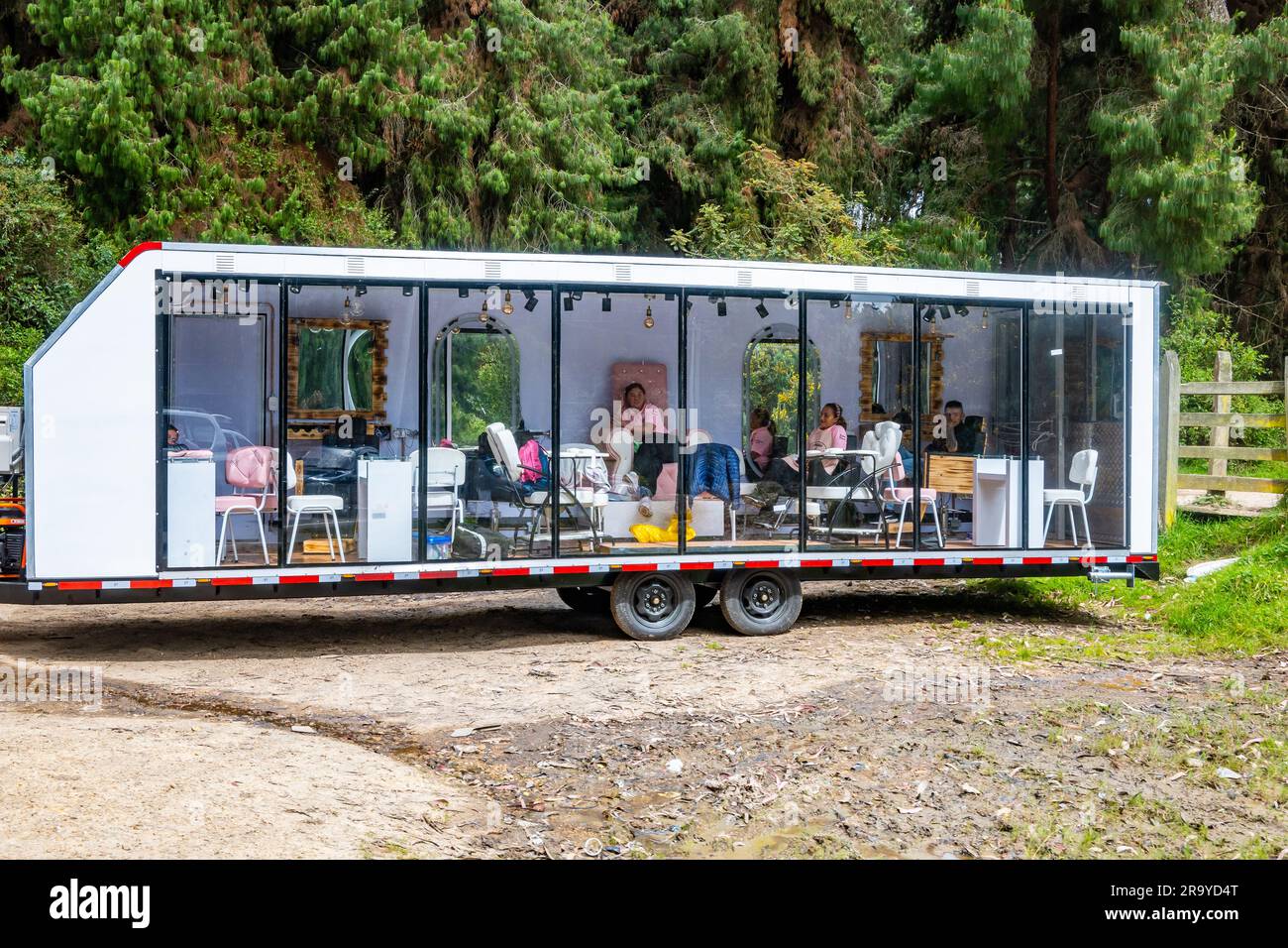 Un salone mobile in un rimorchio parcheggiato sul lato della strada. Colombia, Sud America. Foto Stock