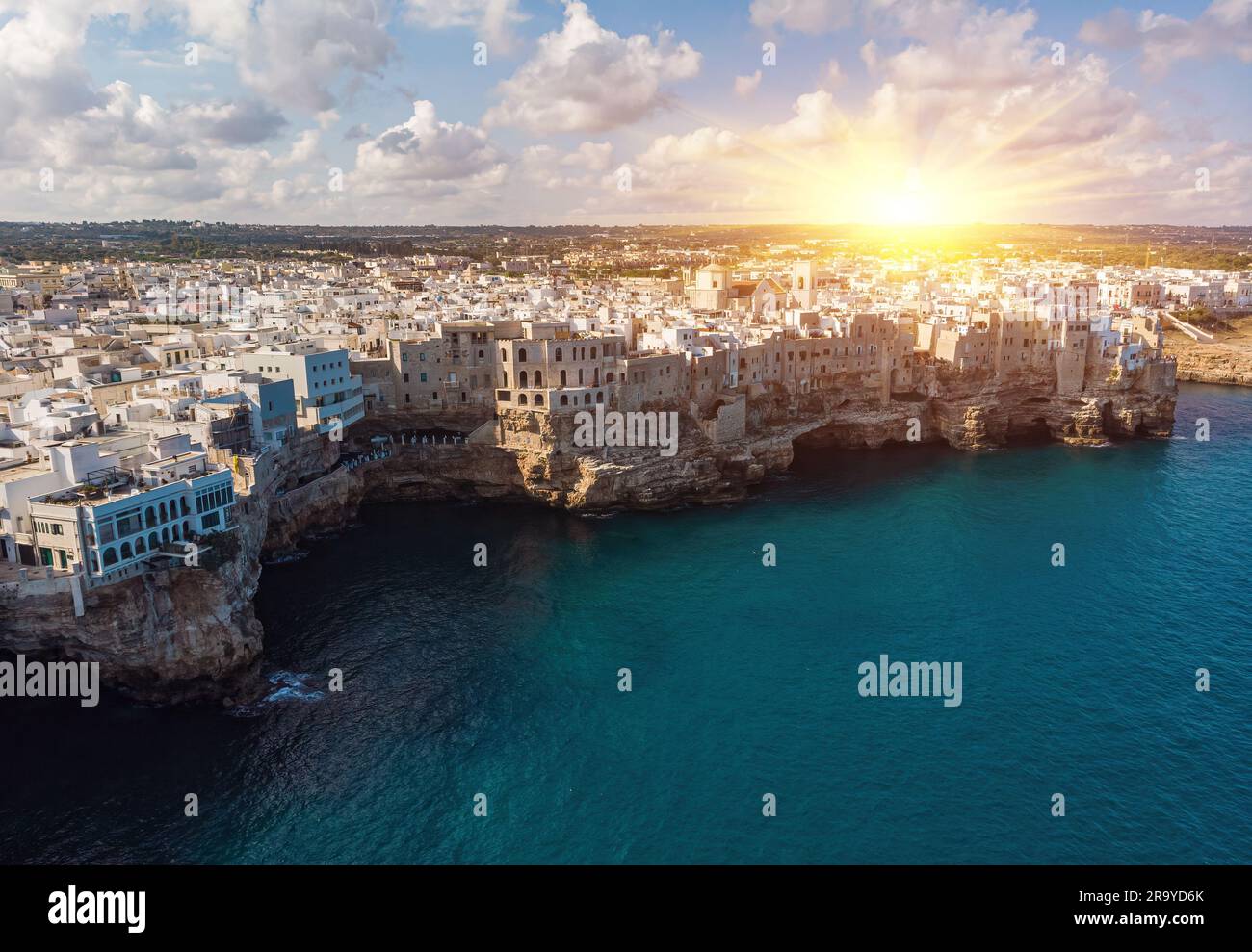 Veduta aerea di Polignano a Mare, un paese costruito sul bordo delle  scogliere di arenaria sopra il mare Adriatico in Puglia, Italia. Fotografia  del drone di Lam Foto stock - Alamy