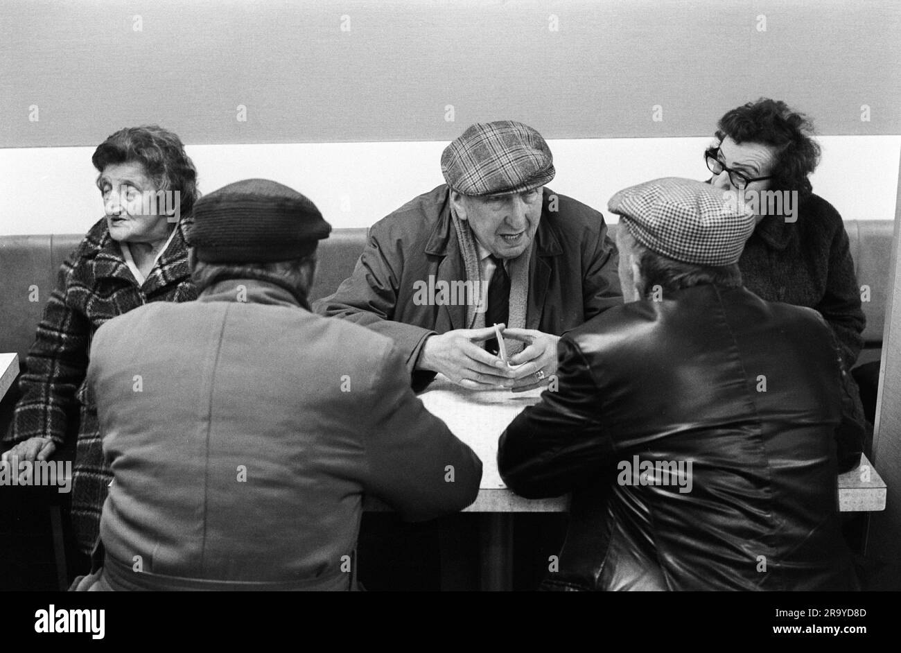 East End Londra anni '1970, gruppo di lavoratori bianchi amici discutono la vita in un bar . Whitchapel High Street, Londra, Inghilterra anni '1974 70 UK HOMER SYKES Foto Stock
