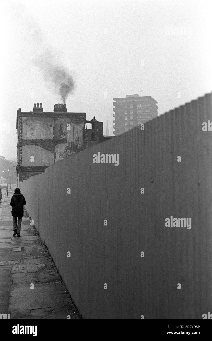 East End Londra 1970s Regno Unito. Whitechapel, una persona sola, cammina verso Pauline House, alla fine di Hanbury Street, passando accanto a abitazioni demolite ora proiettate dalla strada. Whitechapel, Londra, Inghilterra circa 1974 70s HOMER SYKES Foto Stock