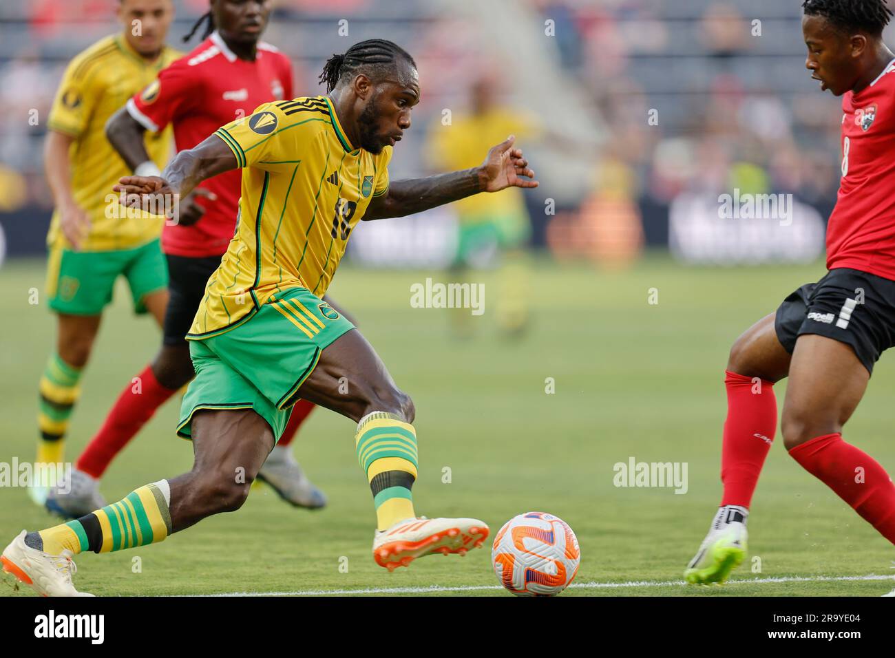 St Louis, Missouri. USA; l'attaccante giamaicano Michail Antonio (18) cerca di dribblare dal centrocampista di Trinidad e Tobago Ajani Fortune (8) durante una CONCACAF Gold C. Foto Stock