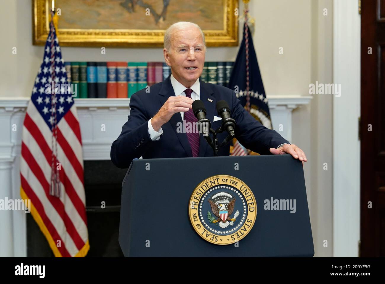 Il presidente degli Stati Uniti Joe Biden pronuncia osservazioni sulla decisione della Corte suprema degli Stati Uniti nel caso di “Students for Fair Admissions, Inc. Vs President and Fellows of Harvard College” che è stato annunciato oggi nella sala Roosevelt della Casa Bianca a Washington, DC il 29 giugno 2023. La decisione ha stabilito che le politiche di ammissione delle azioni affermative «non possono essere riconciliate con le garanzie della Clause di parità di protezione e quindi violano la Costituzione. Credito: Chris Kleponis/Pool tramite CNP Foto Stock
