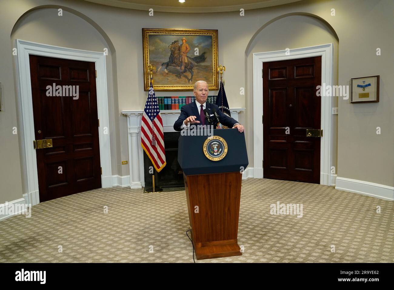 Il presidente degli Stati Uniti Joe Biden pronuncia osservazioni sulla decisione della Corte suprema degli Stati Uniti nel caso di “Students for Fair Admissions, Inc. Vs President and Fellows of Harvard College” che è stato annunciato oggi nella sala Roosevelt della Casa Bianca a Washington, DC il 29 giugno 2023. La decisione ha stabilito che le politiche di ammissione delle azioni affermative «non possono essere riconciliate con le garanzie della Clause di parità di protezione e quindi violano la Costituzione. Credito: Chris Kleponis/Pool tramite CNP Foto Stock