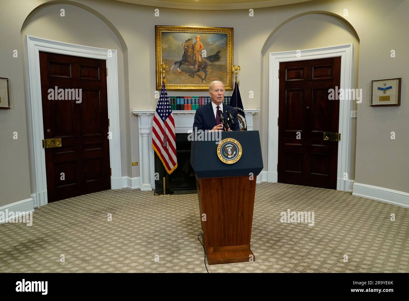 Il presidente degli Stati Uniti Joe Biden pronuncia osservazioni sulla decisione della Corte suprema degli Stati Uniti nel caso di “Students for Fair Admissions, Inc. Vs President and Fellows of Harvard College” che è stato annunciato oggi nella sala Roosevelt della Casa Bianca a Washington, DC il 29 giugno 2023. La decisione ha stabilito che le politiche di ammissione delle azioni affermative «non possono essere riconciliate con le garanzie della Clause di parità di protezione e quindi violano la Costituzione. Credito: Chris Kleponis/Pool tramite CNP Foto Stock