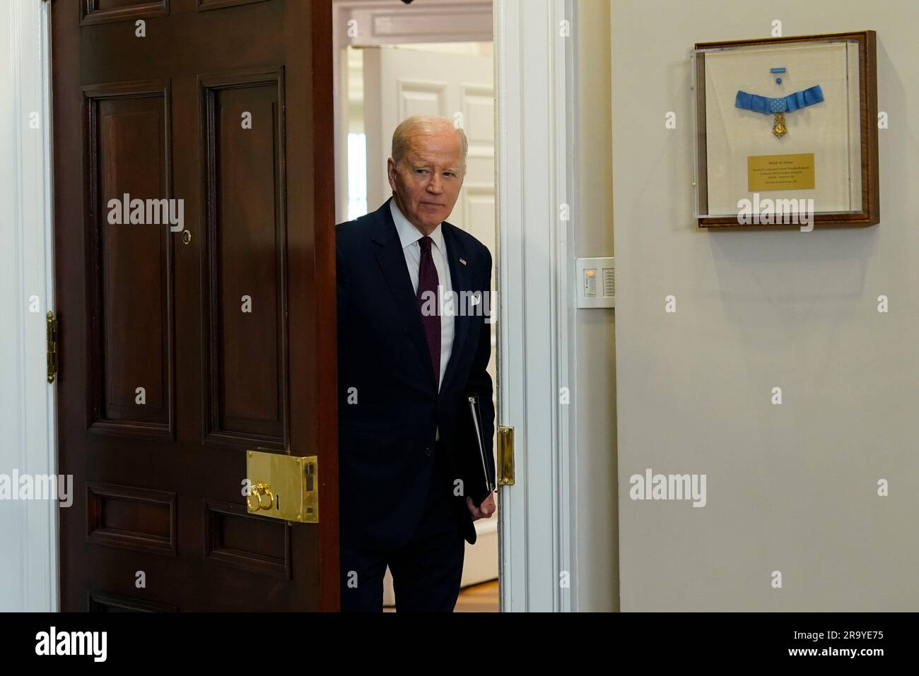 Il presidente degli Stati Uniti Joe Biden pronuncia osservazioni sulla decisione della Corte suprema degli Stati Uniti nel caso di “Students for Fair Admissions, Inc. Vs President and Fellows of Harvard College” che è stato annunciato oggi nella sala Roosevelt della Casa Bianca a Washington, DC il 29 giugno 2023. La decisione ha stabilito che le politiche di ammissione delle azioni affermative «non possono essere riconciliate con le garanzie della Clause di parità di protezione e quindi violano la Costituzione. Credito: Chris Kleponis/Pool tramite CNP Foto Stock