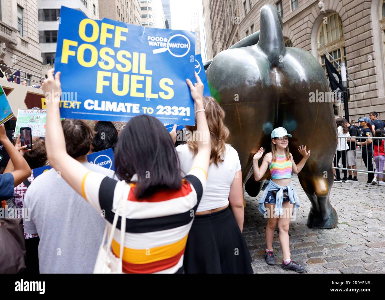 New York, Stati Uniti. 29 giugno 2023. I manifestanti tengono segnali quando gli attivisti per il clima di New York ospitano il "raduno di un anno per l'anniversario della vergogna" per "FAR USCIRE GREENIDGE!" Presso la scultura in bronzo Charging Bull vicino a Wall Street giovedì 29 giugno 2023 a New York City. Foto di John Angelillo/UPI Credit: UPI/Alamy Live News Foto Stock