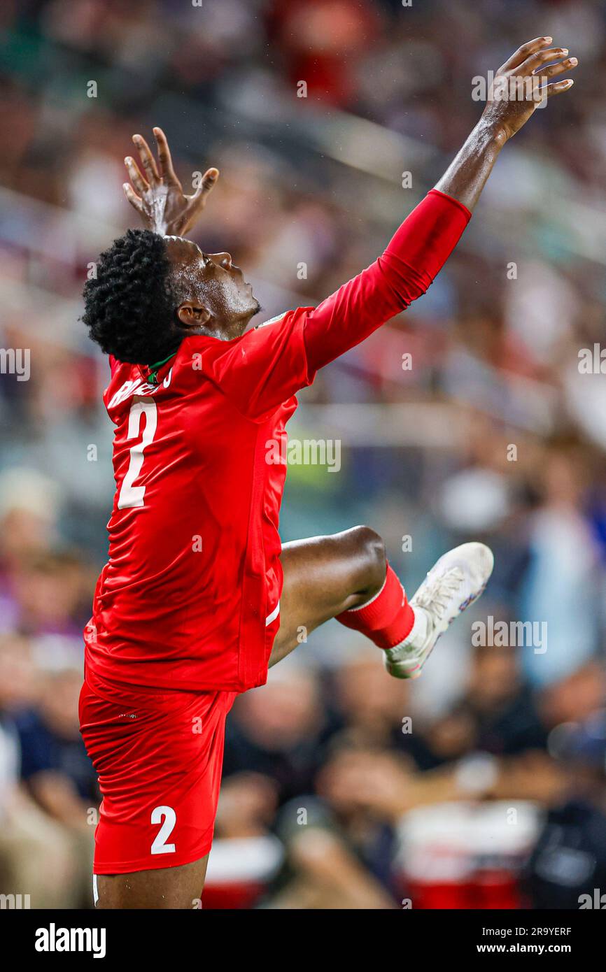 St Louis, Missouri. USA; il difensore di Saint Kitts e Nevis, Malique Roberts (2), salta a testa in una partita della CONCACAF Gold Cup contro gli Stati Uniti Foto Stock