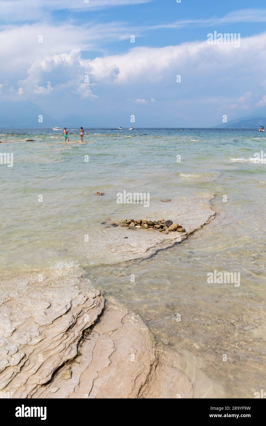 Spiaggia della Giamaica sulla costa della penisola di Sirmione, (Sirmione sul Garda), Lago di Garda, Italia, Europa Foto Stock