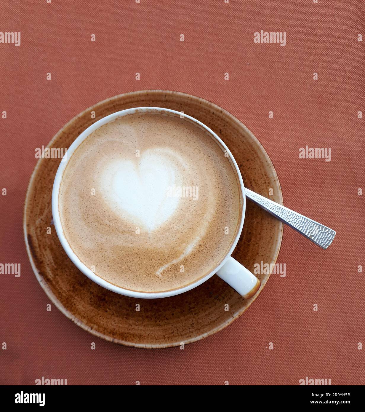 Sorseggiando una tazza di caffè con amore sulla passeggiata di Fuengirola in Spagna Foto Stock Sorseggiando una tazza di caffè con amore sulla passeggiata di Fuengirola in Spagna Foto Stock