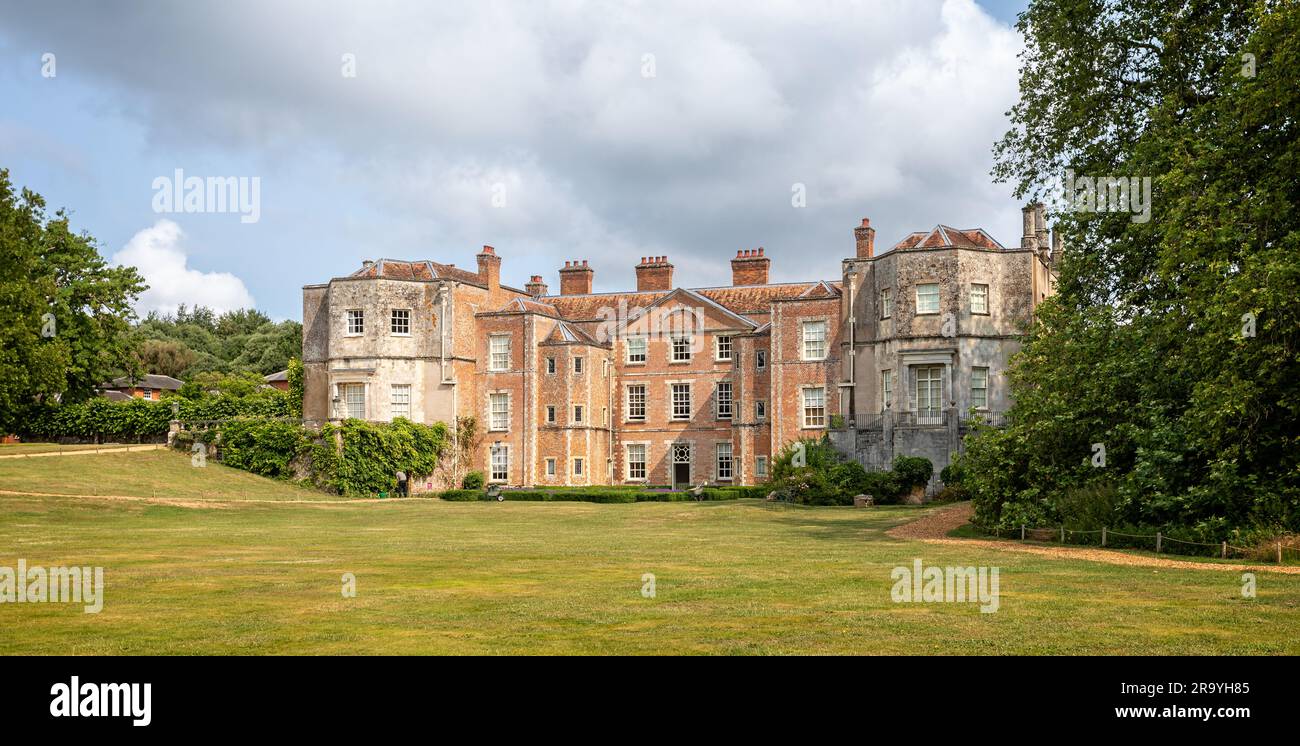 Vista rivolta a sud della Mottisfont House e dell'abbazia e dei giardini a Mottisfont, Hampshire, Regno Unito, il 29 giugno 2023 Foto Stock