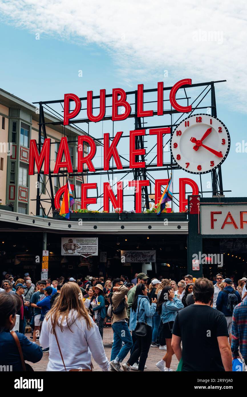 Seattle, WA, Stati Uniti d'America - 24 giugno 2023: Turisti e residenti di Seattle visitano il Pike Place Market Foto Stock