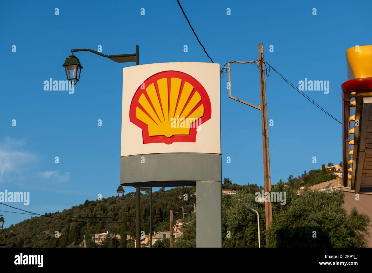 Isola di Lefkada. Grecia: 06.13.2023. Il logo, simbolo della compagnia petrolifera americana Shell su una delle sue stazioni di servizio. Foto Stock