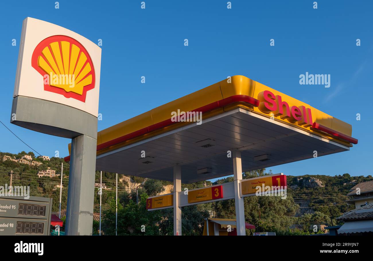 Isola di Lefkada. Grecia: 06.13.2023. Il logo, il simbolo e il nome della compagnia petrolifera americana Shell su una delle sue stazioni di servizio. Foto Stock