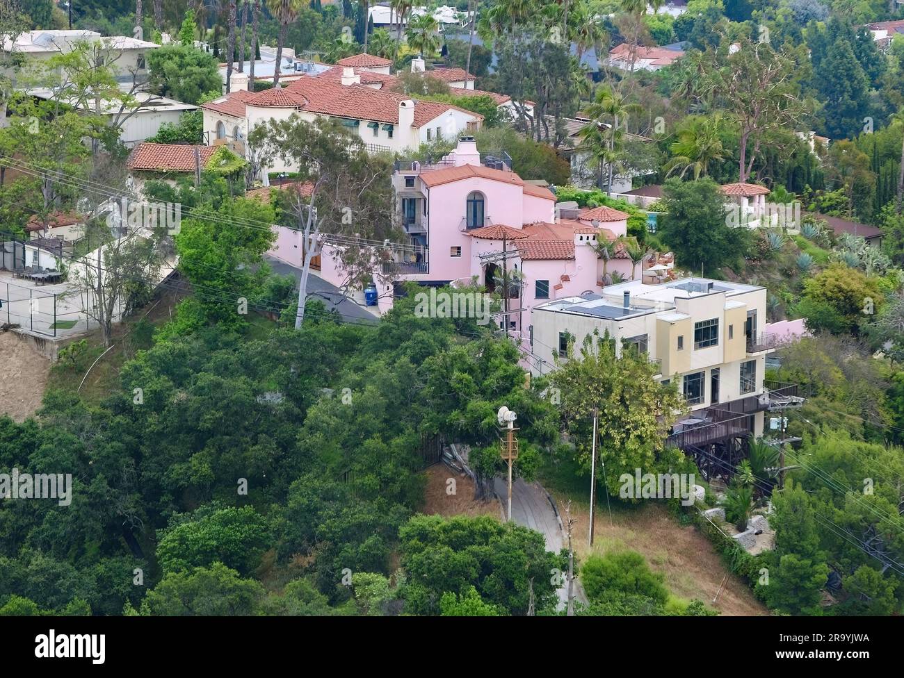 Vista dal Griffith Park attraverso le case esclusive delle ricche e famose Hollywood Hills Los Angeles California USA con una foschia inquinante Foto Stock