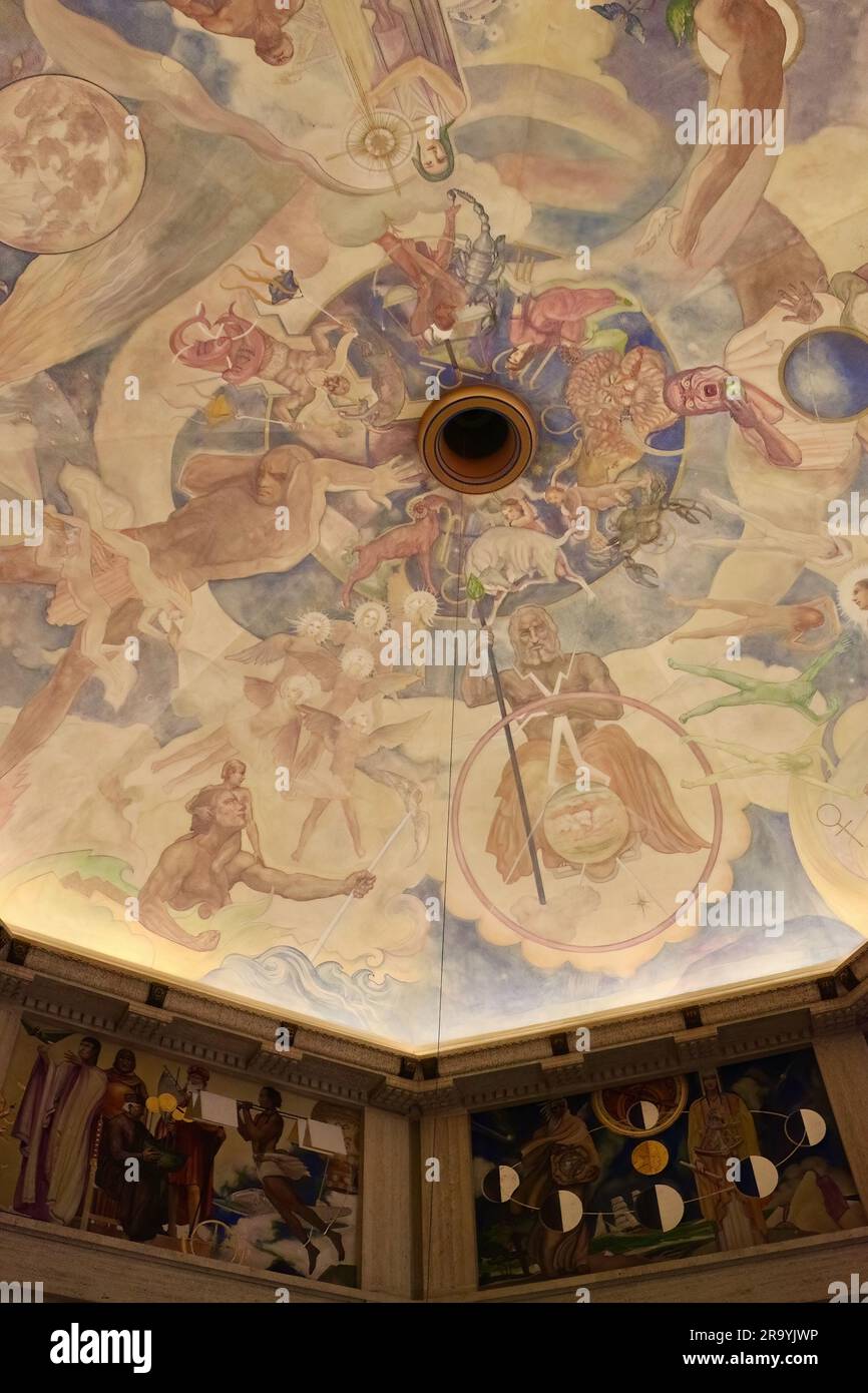 Keck Central Rotunda contenente il pendolo di Foucault e il murale sul soffitto dell'Osservatorio Hugo Ballin Griffith Los Angeles California USA Foto Stock