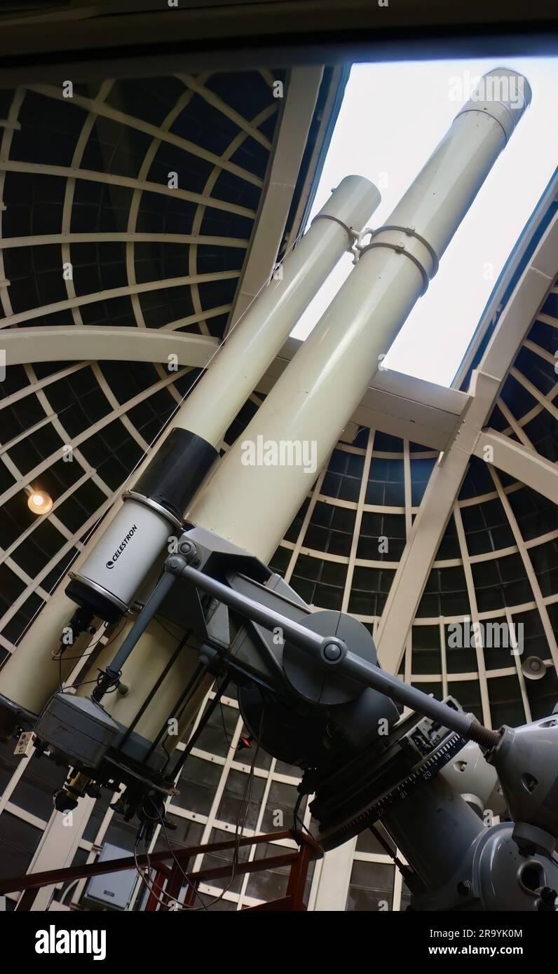 Telescopio a rifrazione Zeiss da 12 pollici e telescopio a rifrazione da 9½ pollici piggybacking telescopi pubblici Griffith Observatory Los Angeles California USA Foto Stock