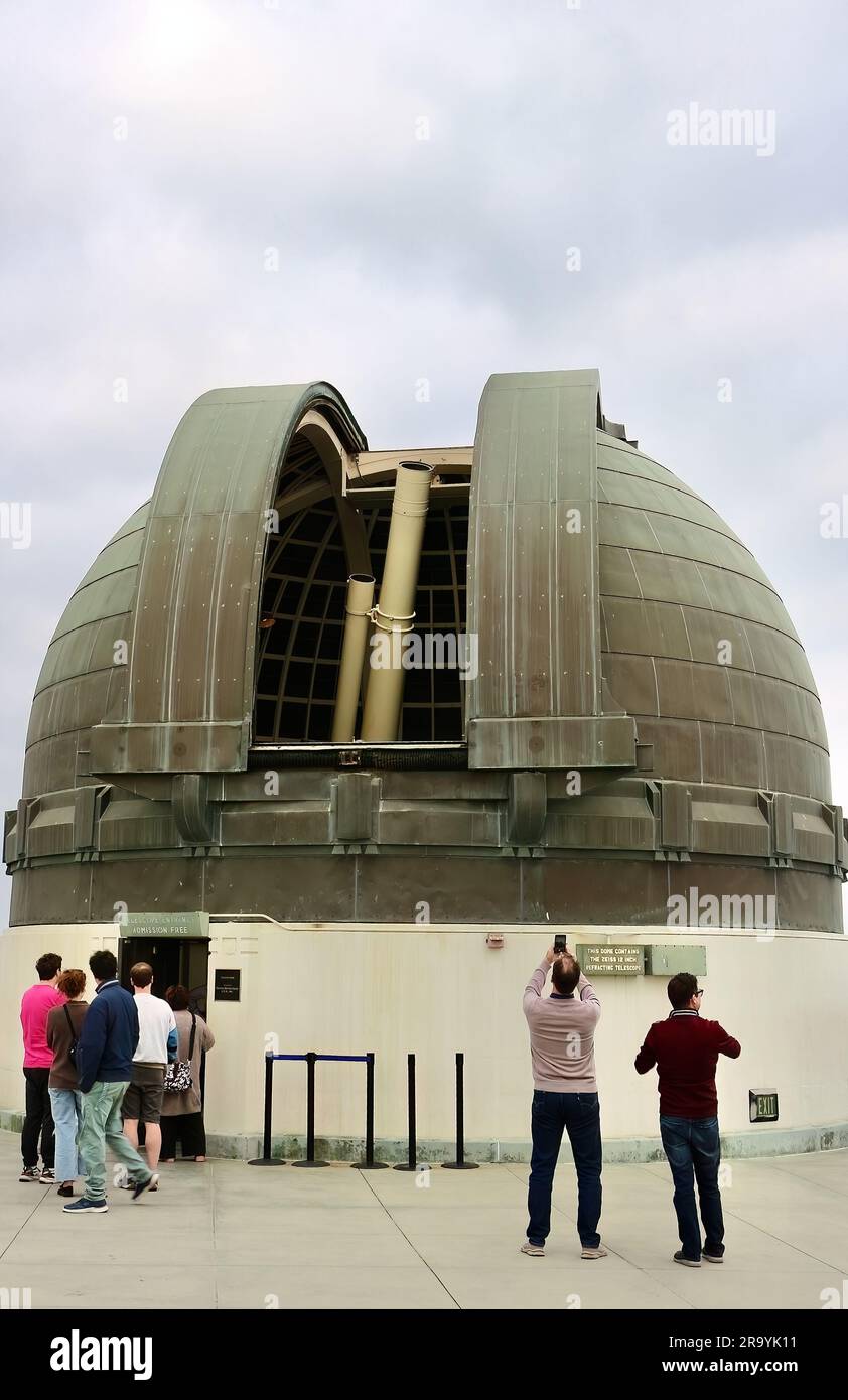 Telescopio a rifrazione Zeiss da 12 pollici e telescopio a rifrazione da 9½ pollici piggybacking telescopi pubblici Griffith Observatory Los Angeles California USA Foto Stock