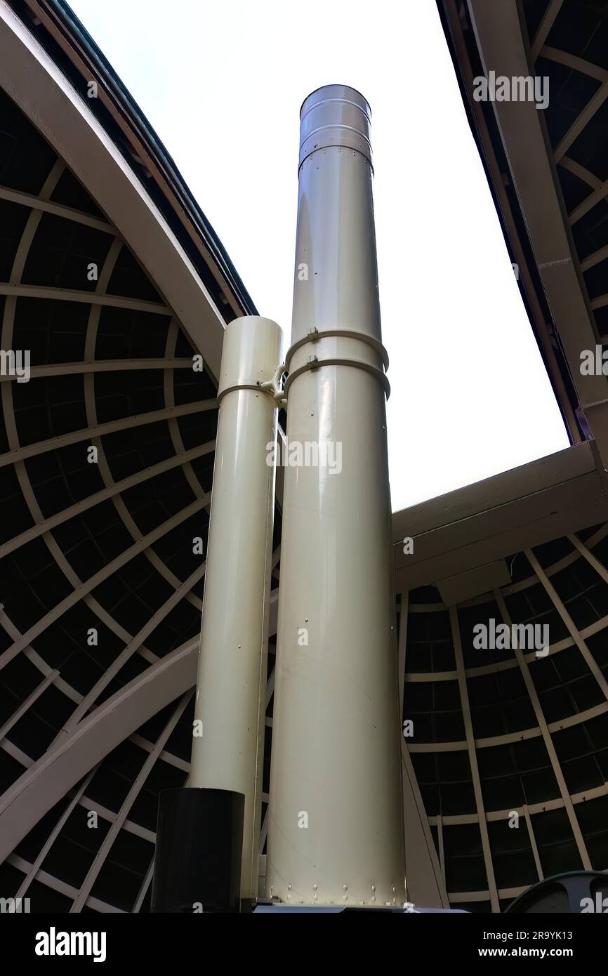 Telescopio a rifrazione Zeiss da 12 pollici e telescopio a rifrazione da 9½ pollici piggybacking telescopi pubblici Griffith Observatory Los Angeles California USA Foto Stock