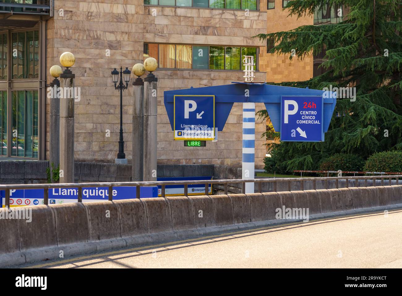 Oviedo, Spagna - 17 giugno 2023: Segnali stradali del parcheggio sotterraneo del centro commerciale della città Foto Stock