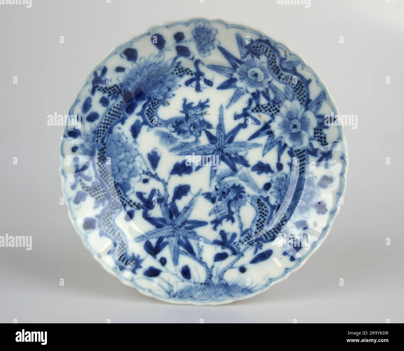 Antico piattino cinese in porcellana di drago blu e bianco Foto Stock
