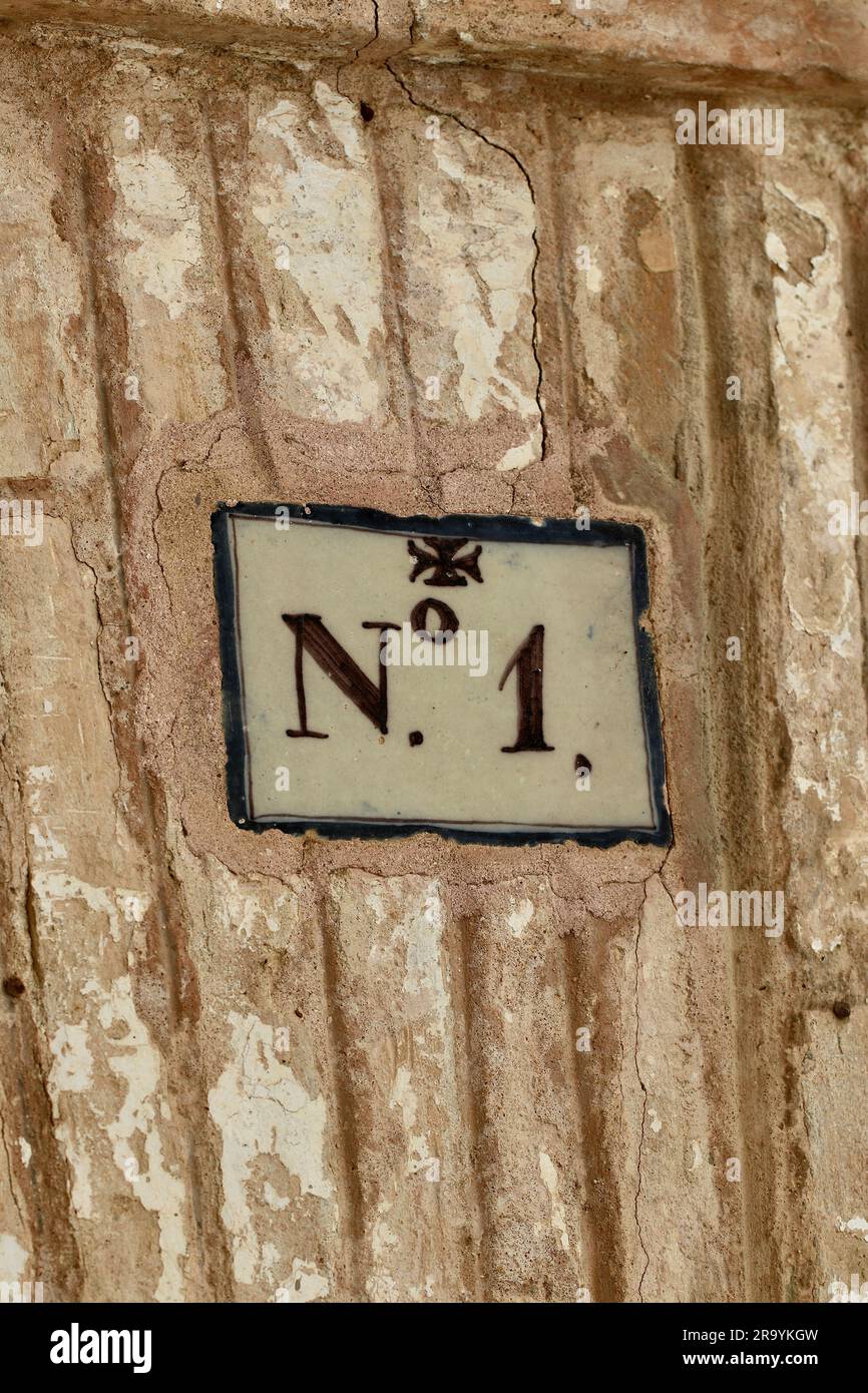 Cornice decorata della portiera in mattoni con targa numero 1 intarsiata Foto Stock