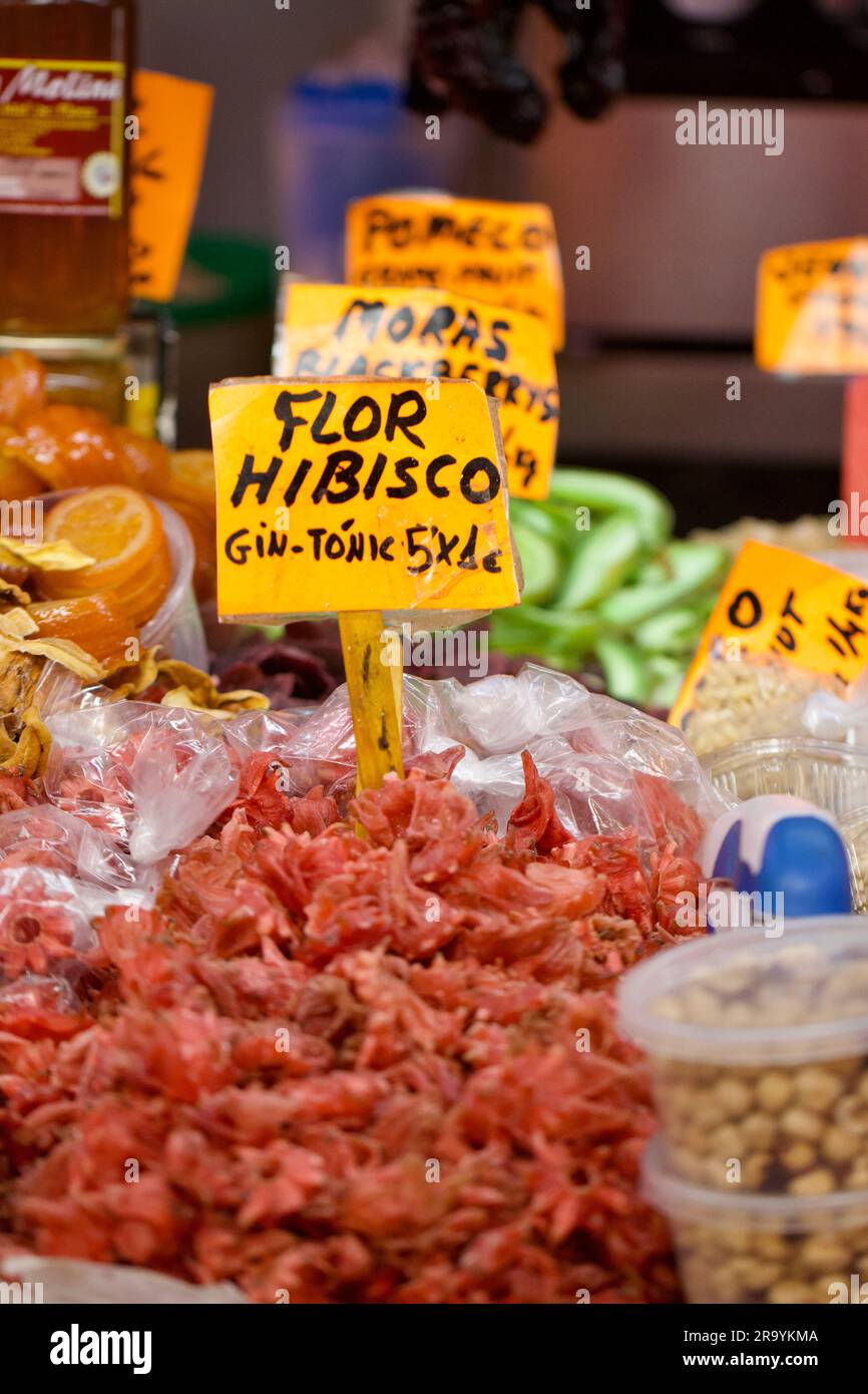Fiori di ibisco essiccati in vendita in una bancarella di mercato a Malaga, Spagna Foto Stock