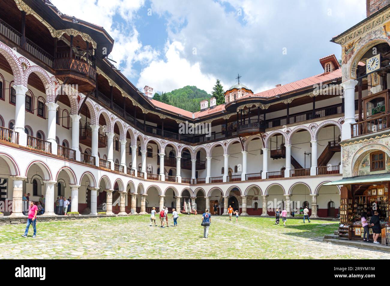 Cortile interno del Monastero di Rila del X secolo (Sveti Ivan Rilski), Parco naturale del Monastero di Rila, Repubblica di Bulgaria Foto Stock